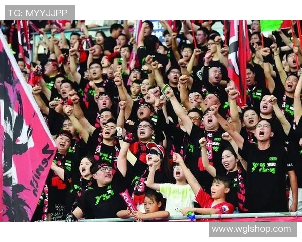 足球明星化身美妆达人展现魅力风采的时尚大片分享